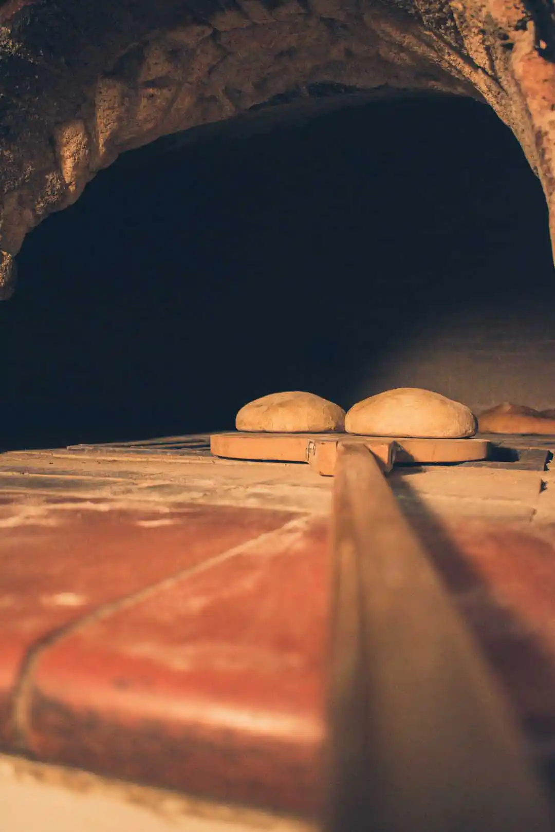 La pitta entra in forno — cottura artigianale
